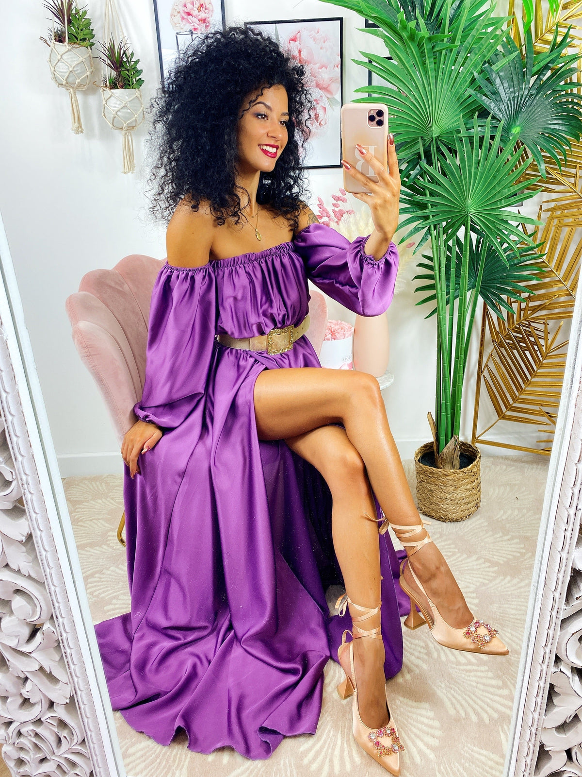 Abito scollo a barchetta in raso con maxi spacco purple