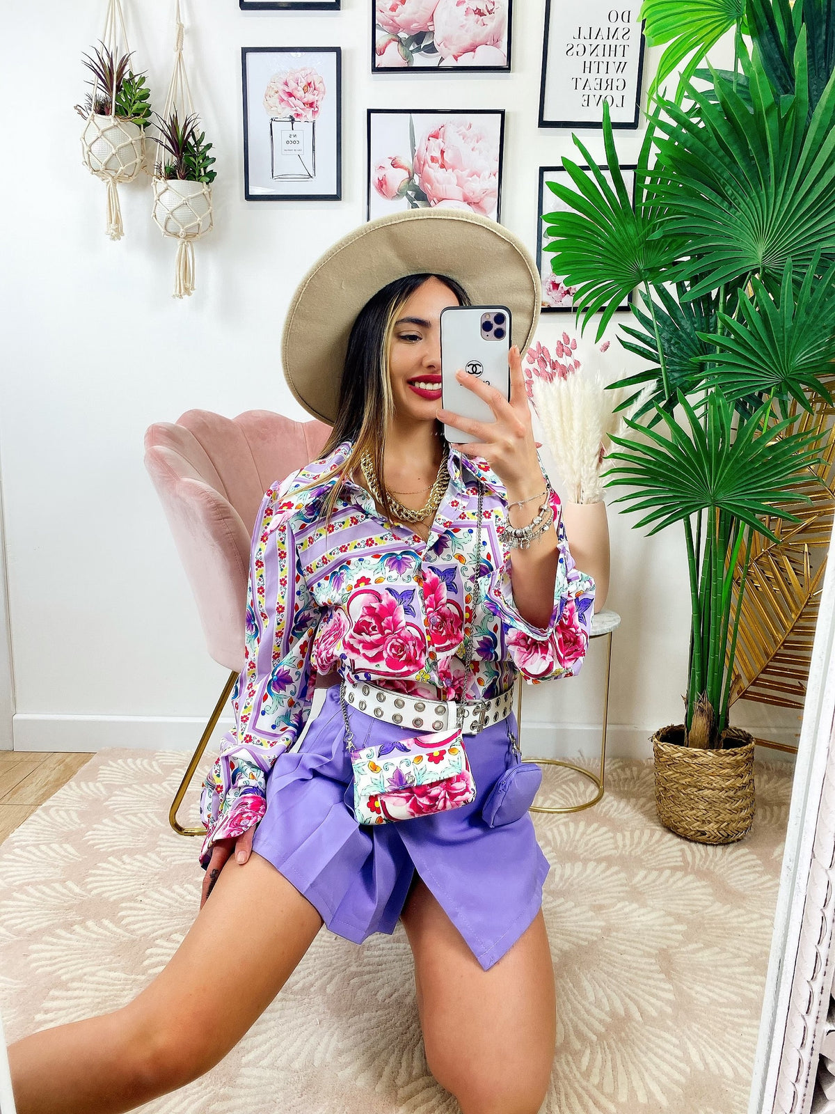 Camicia fiorata con borsetta base lilla