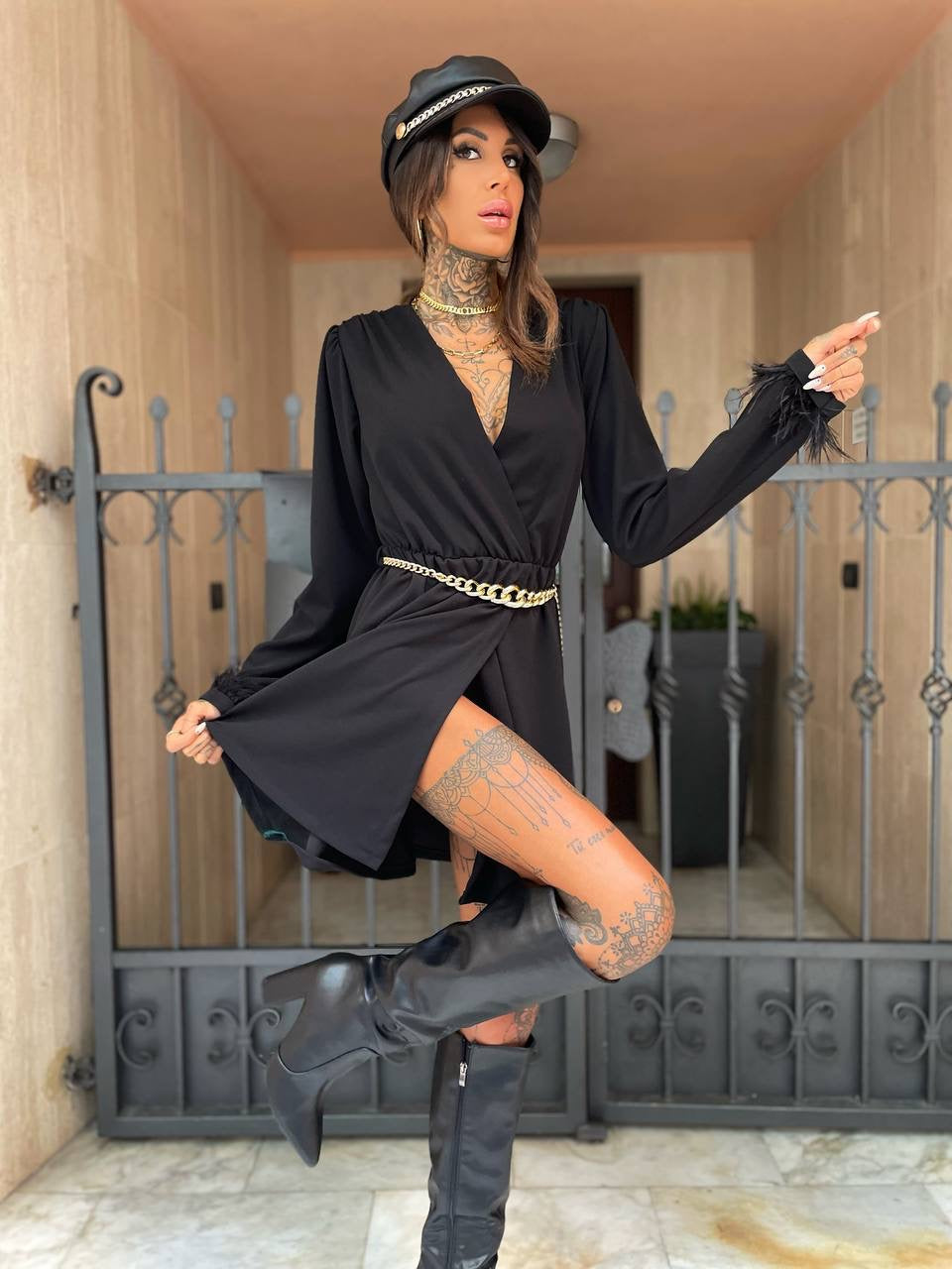 Abito nero con piume e cintura