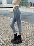 Jeans aderente sfrangiato sotto
