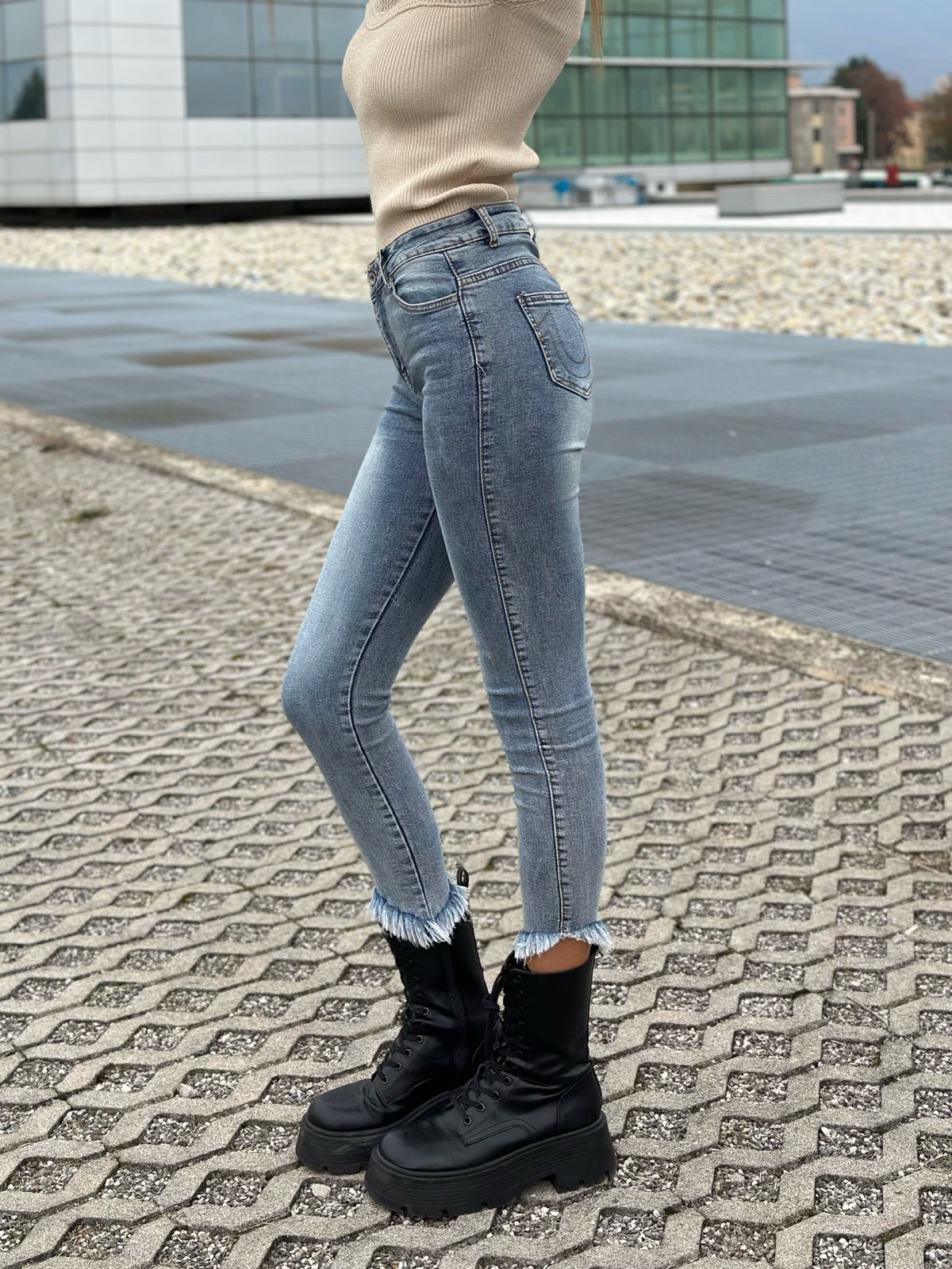 Jeans aderente sfrangiato sotto