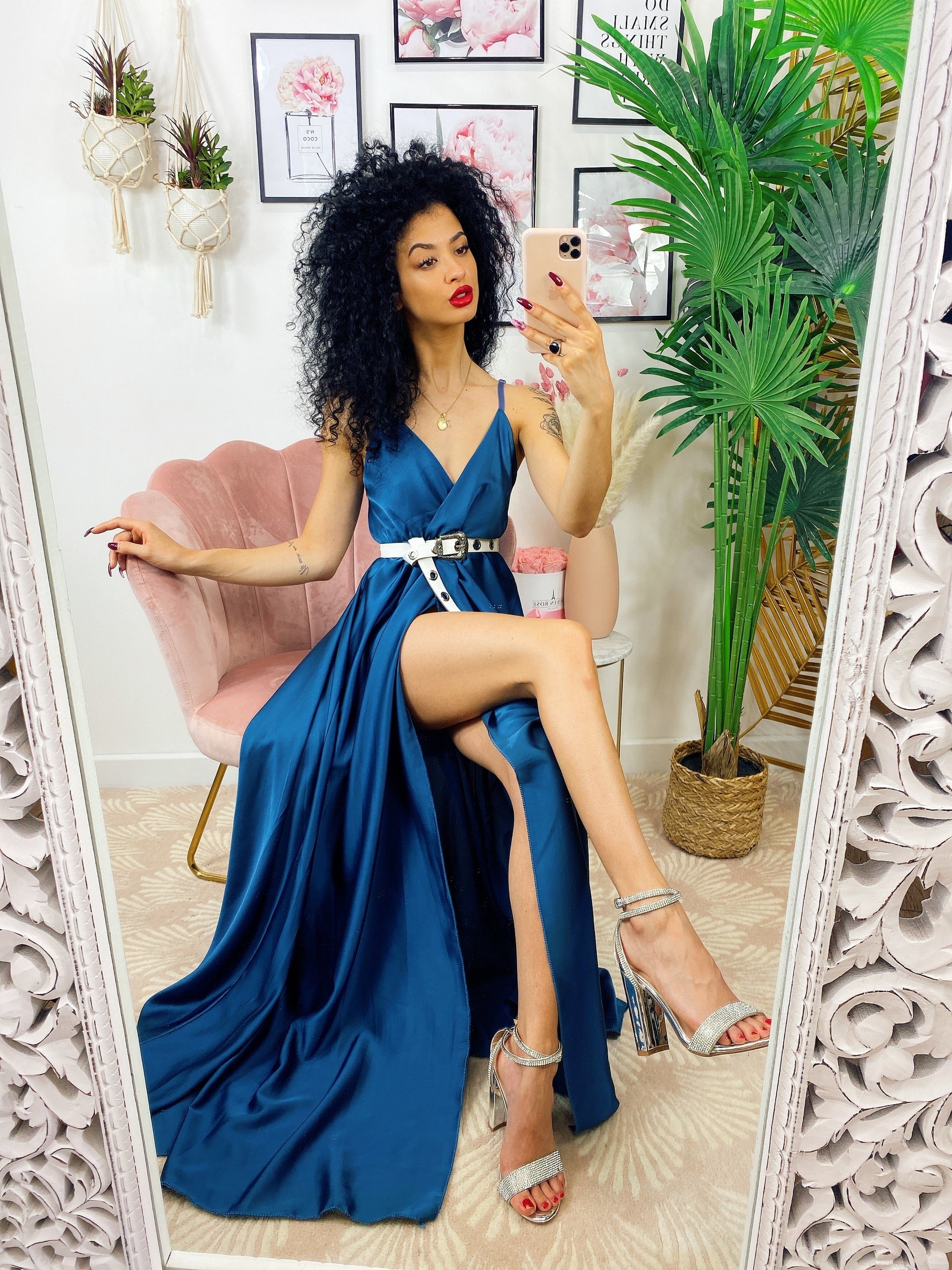 Abito in raso con maxi spacco blu petrolio
