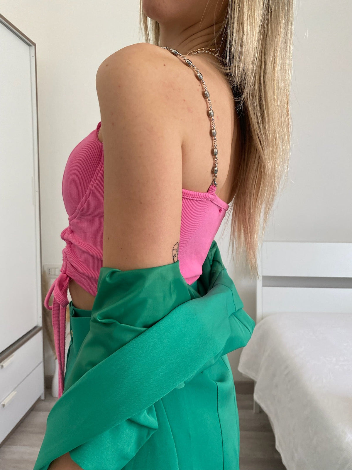 Top rosa con spalline in strass