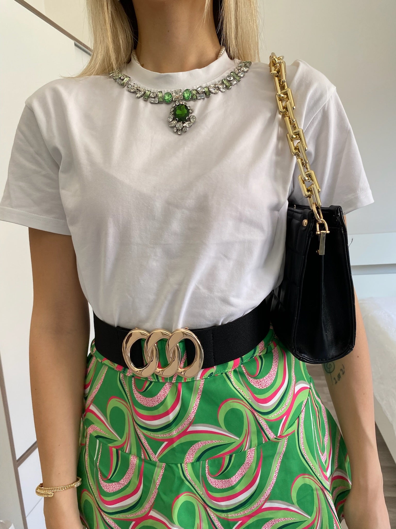 T-shirt con gioiello al collo verde