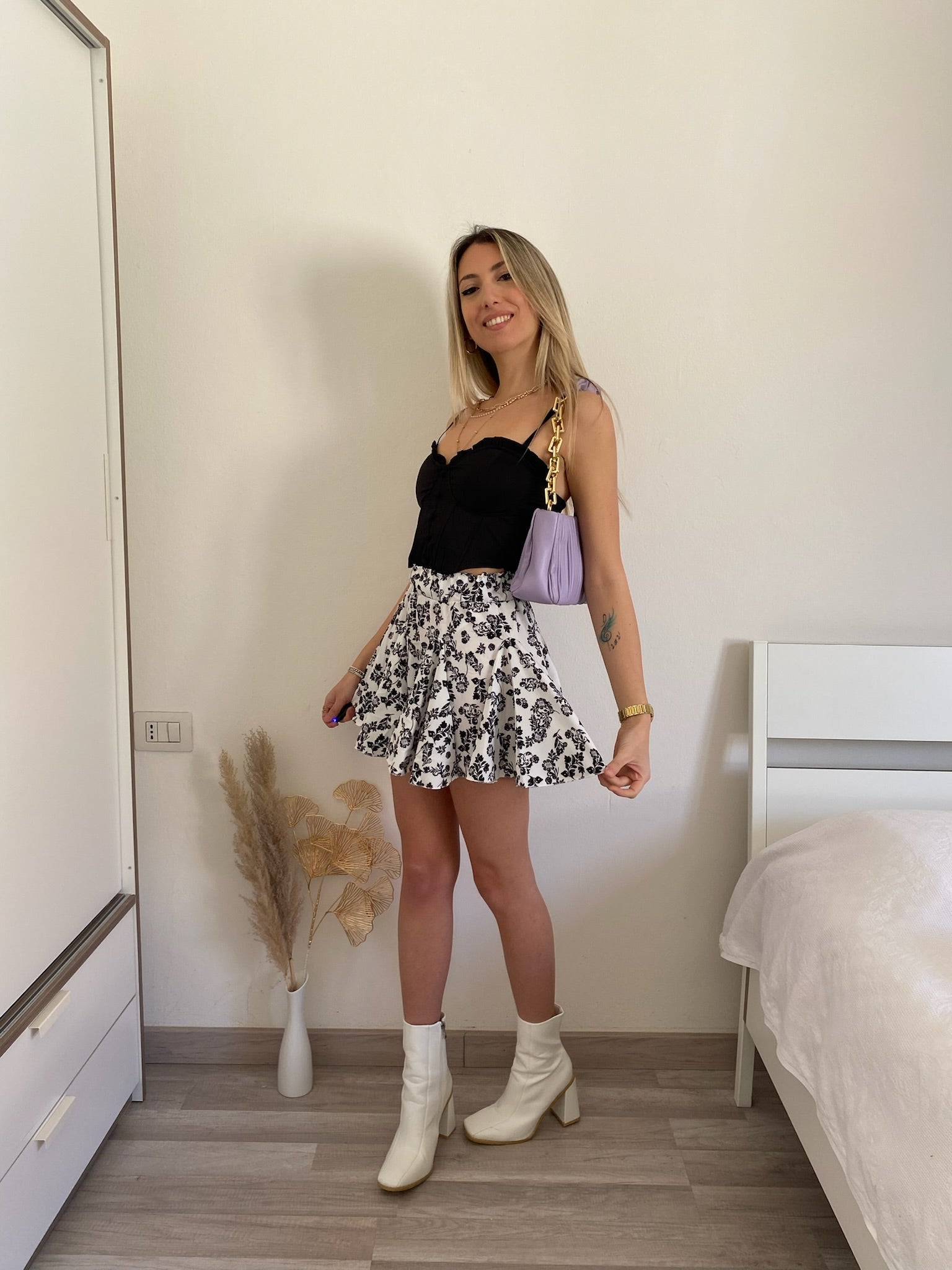 Gonna a ruota bianca a fiorellini neri