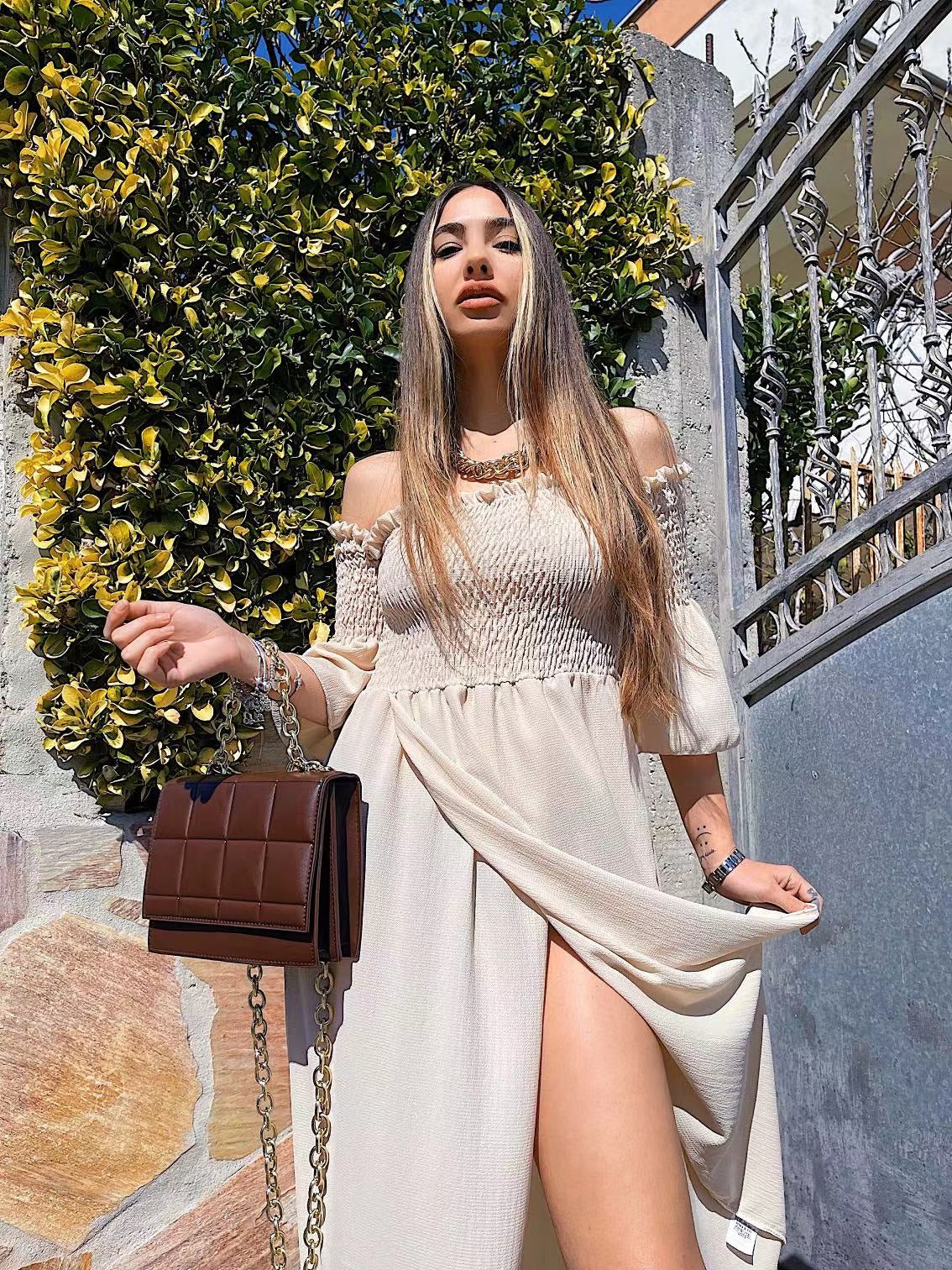 Abito lungo con scollo a barchetta beige