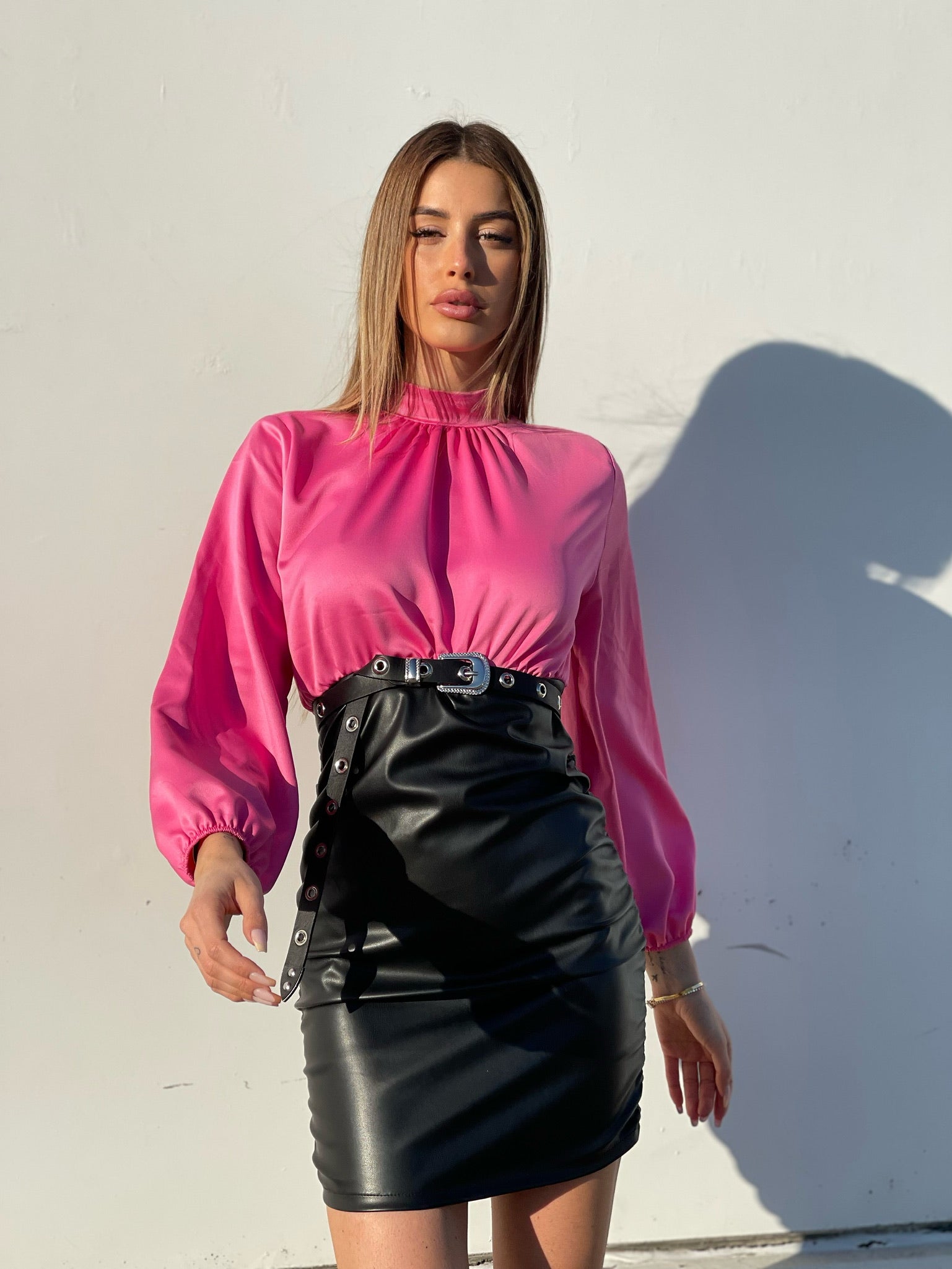Abito con camicia di raso Fuxia e gonna in ecopelle