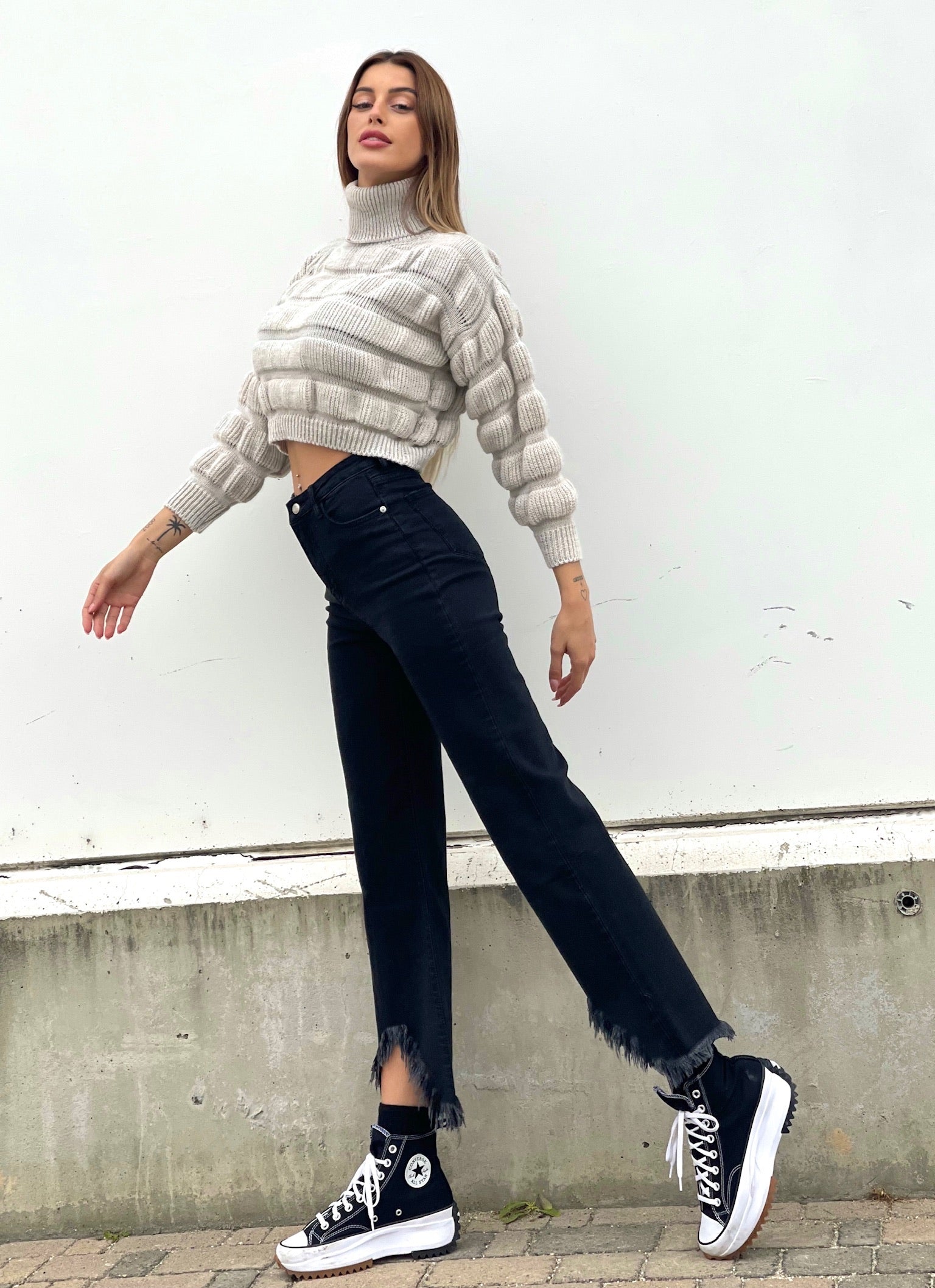 Jeans nero con V sfrangiata