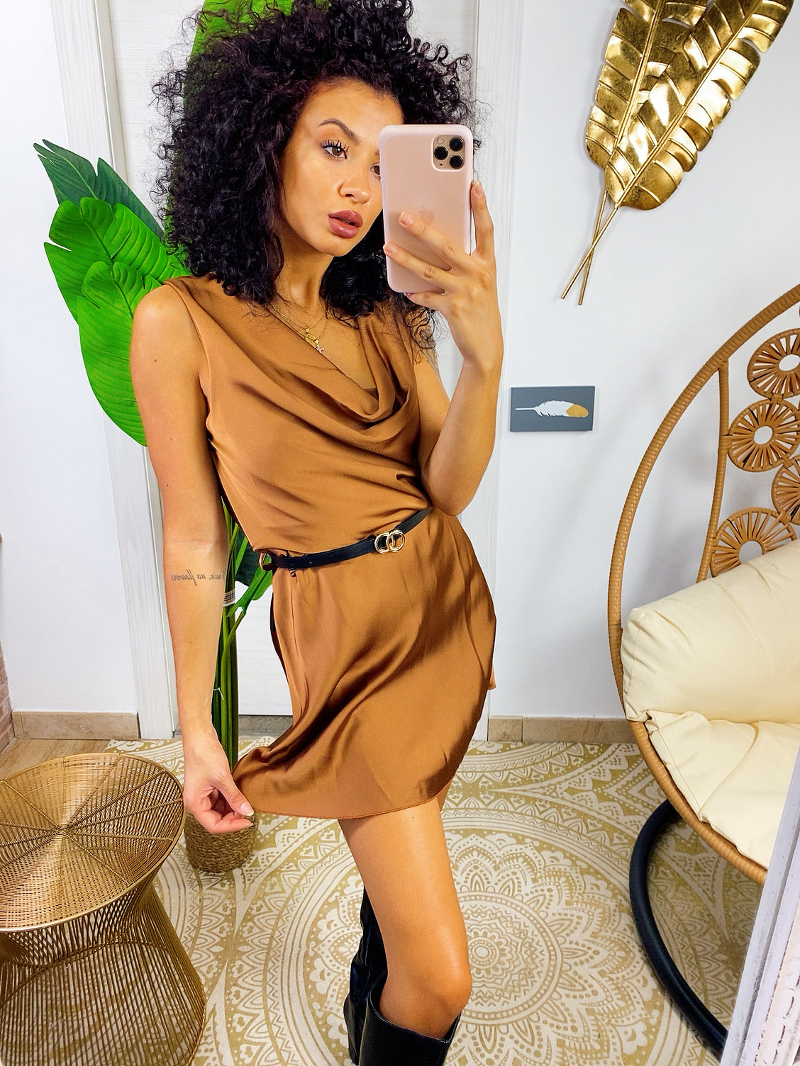 Abito in raso Camel semplice con cintura