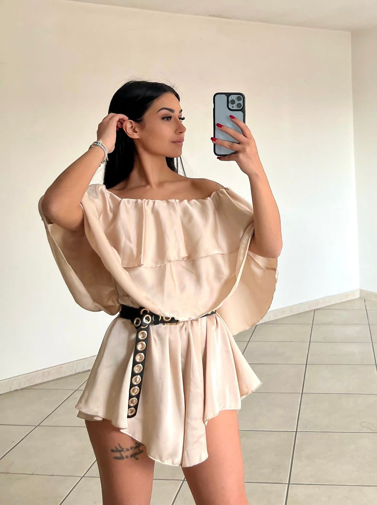 Tutina beige scollo a barchetta e balze
