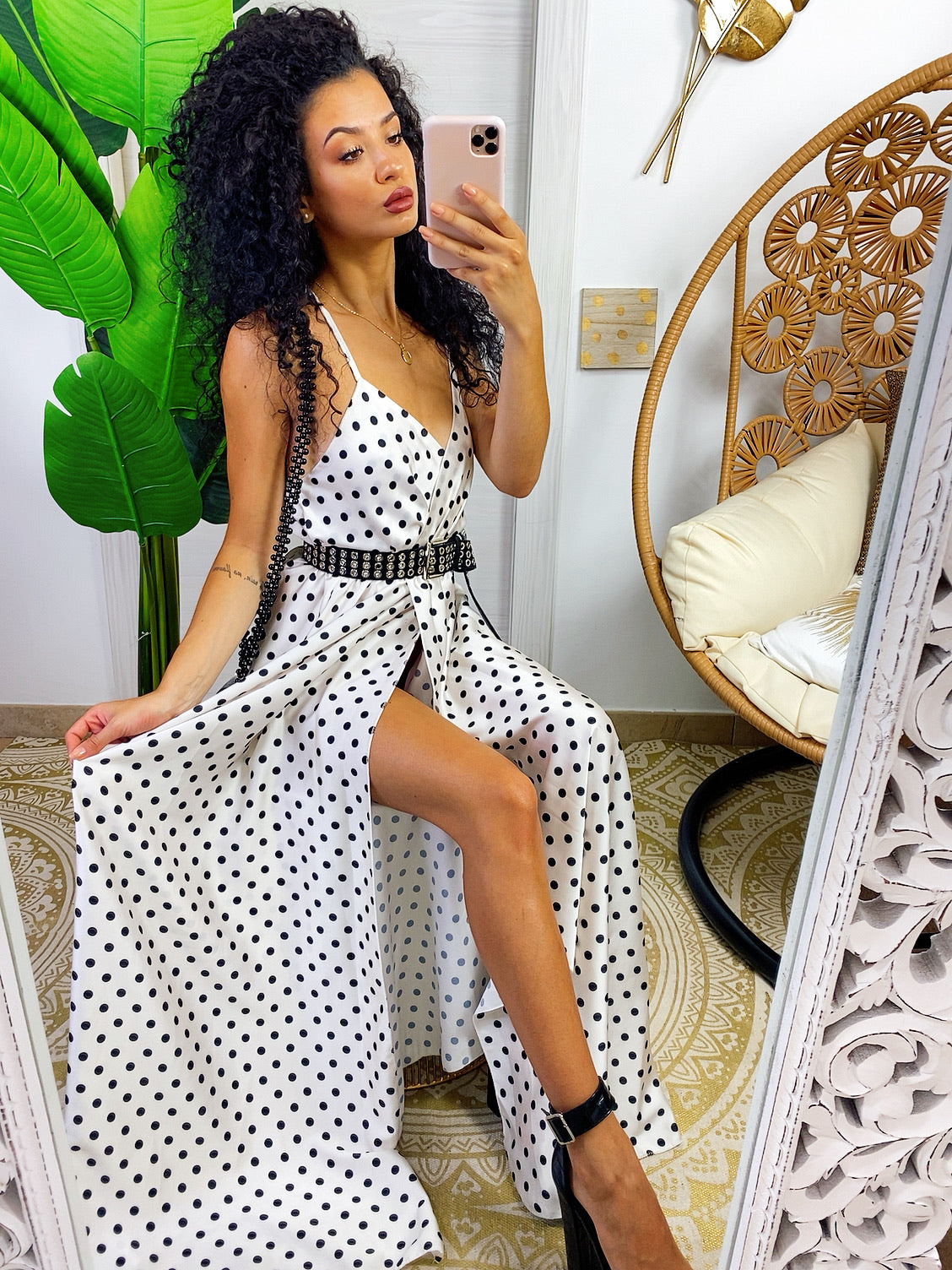Abito in raso con maxi spacco bianco pois nero