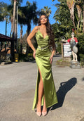 Abito in raso verde lime con drappeggio