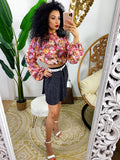 Top crop con rose rosa
