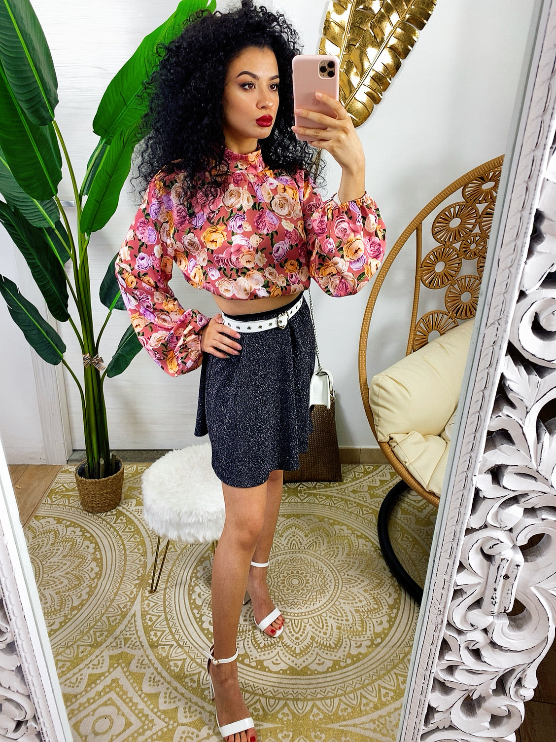 Top crop con rose rosa