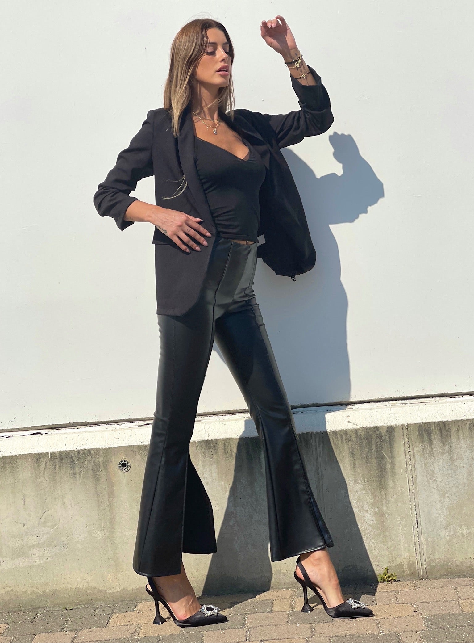 Pantalone in ecopelle con spacco