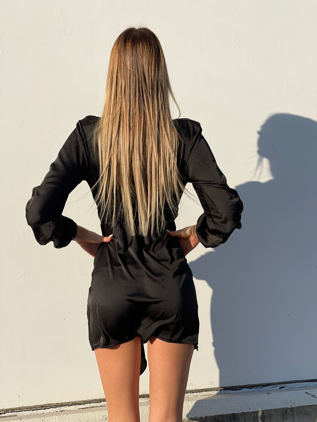 Abito in raso con fusciacca nero