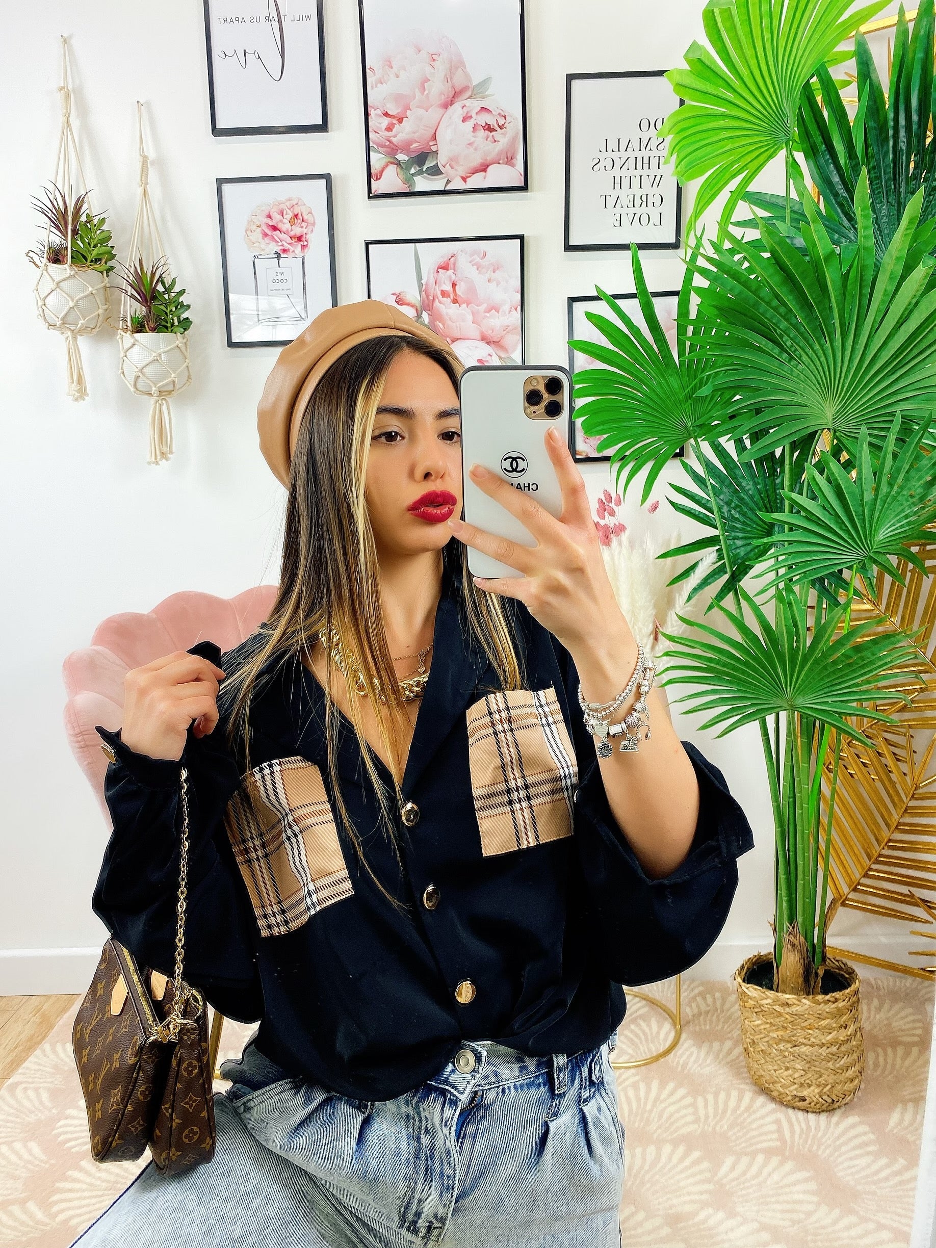 Camicia con tasca ricamata check nera