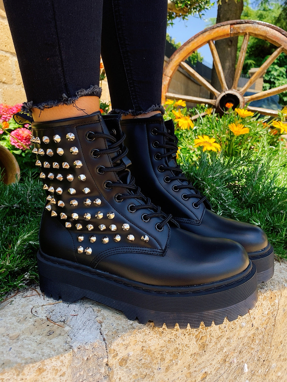 Biker nero con borchie argento