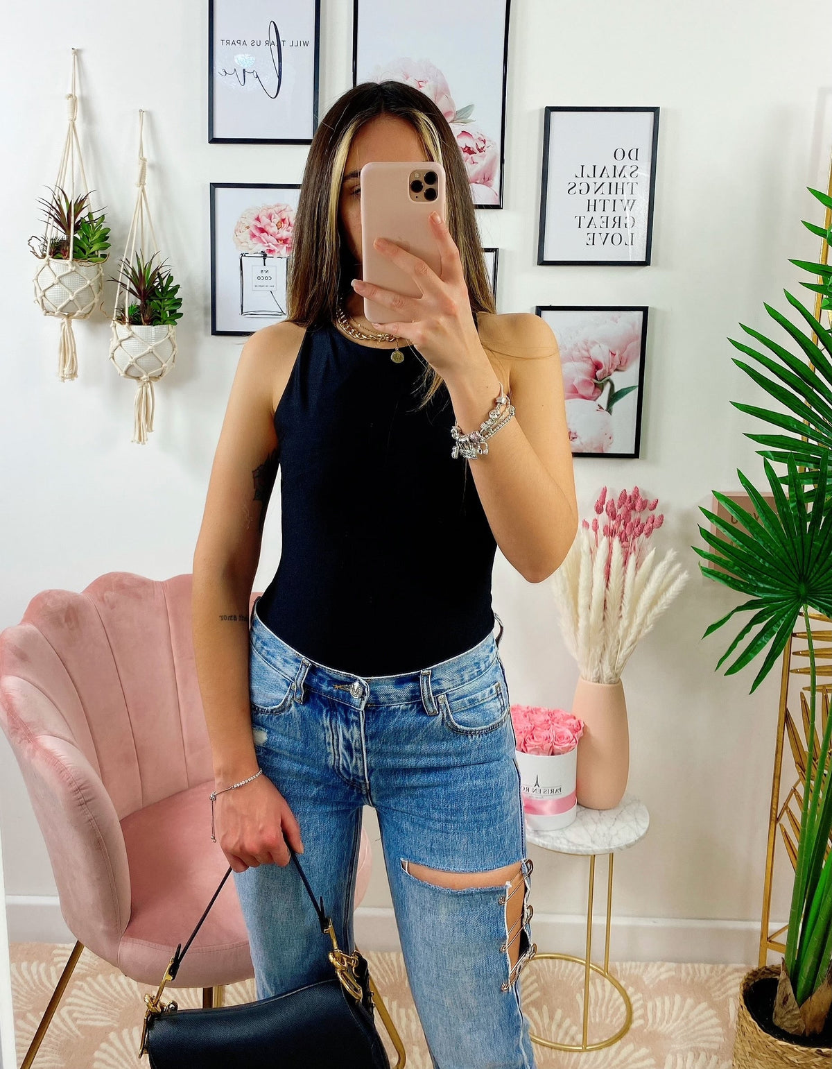 Jeans con spacco e spille