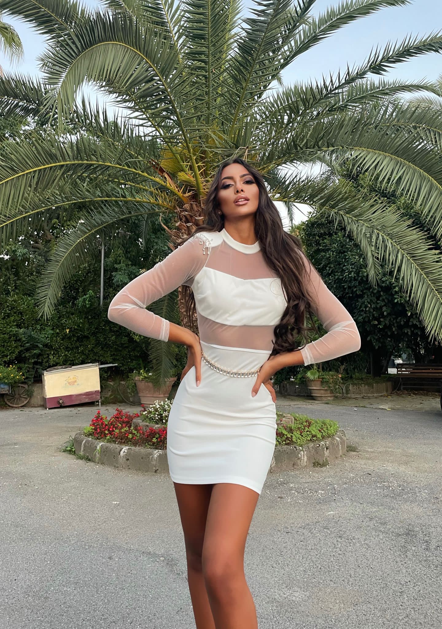 Tubino bianco con trasparenze e strass