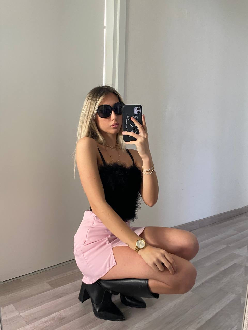 Top nero con piume