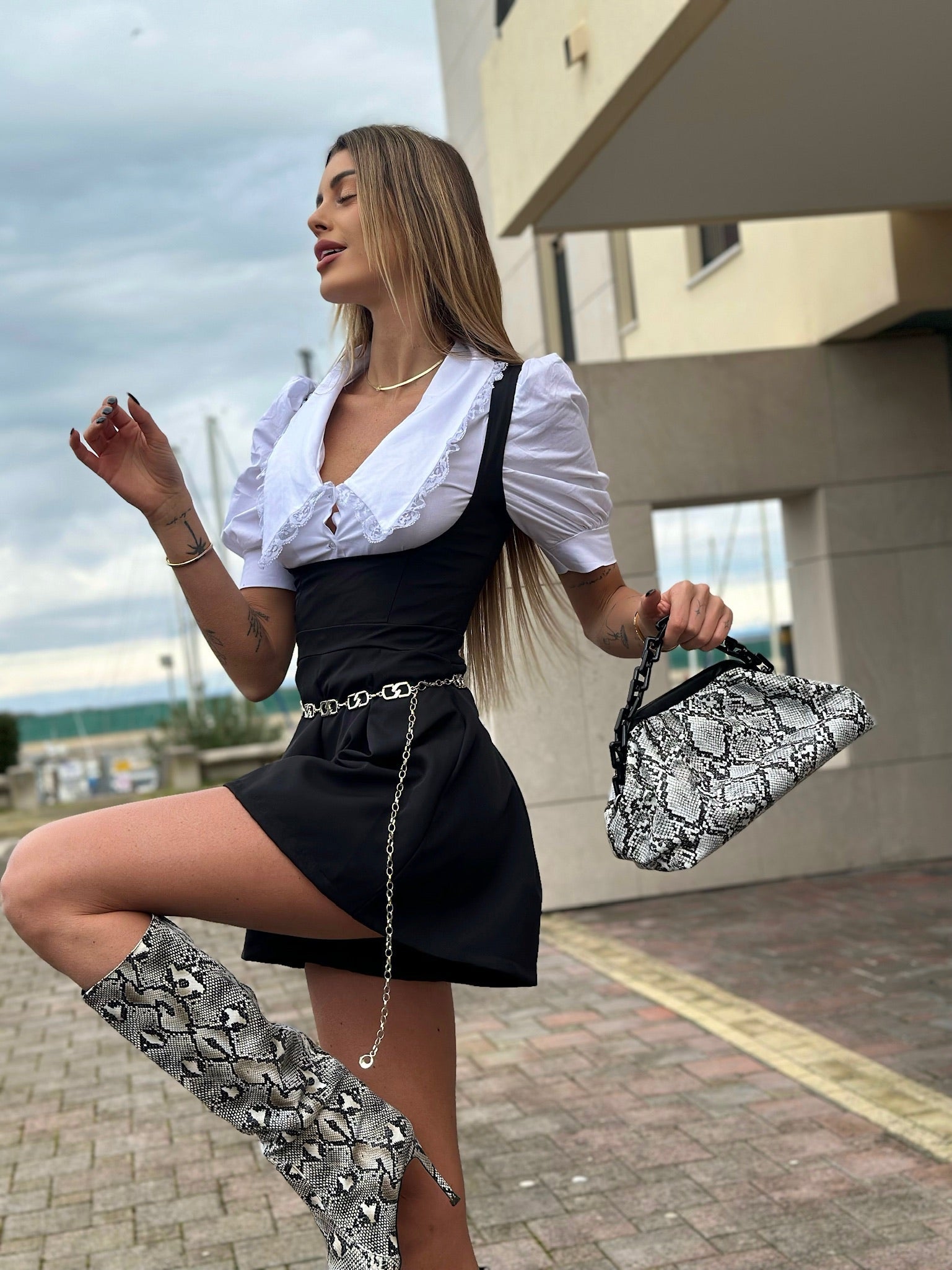 Salopette nera più camicia fiocchetto