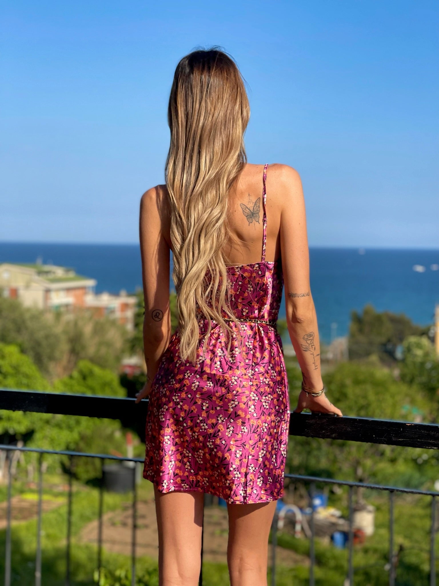 Abito a fiori fuxia