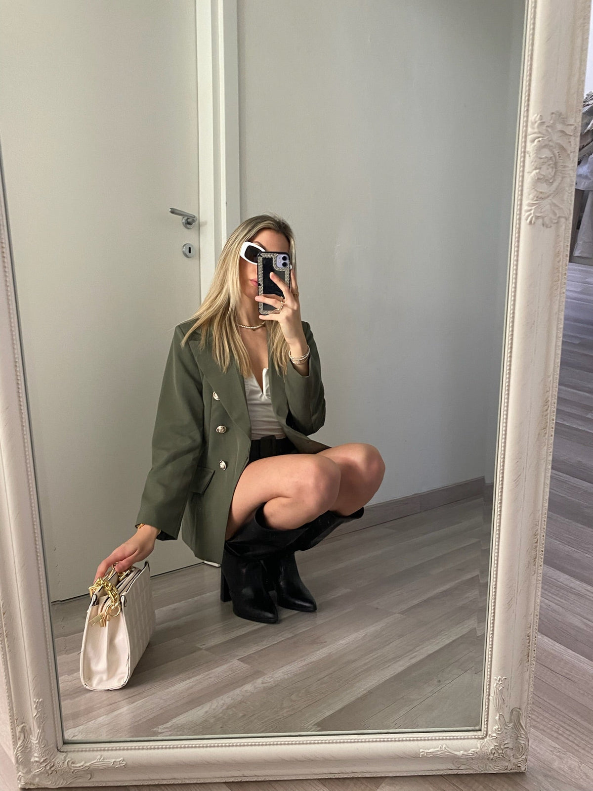 Completo giacca con bottoni e short verde militare