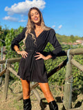 Abito nero con maniche con piume