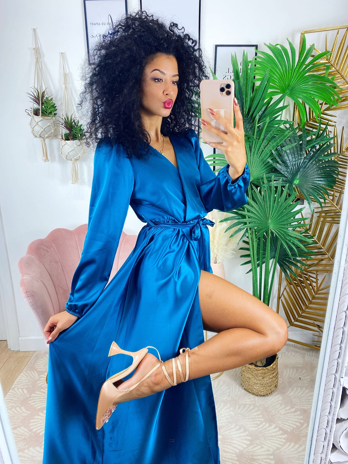 Abito in raso con maxi spacco e cintura Tiffany