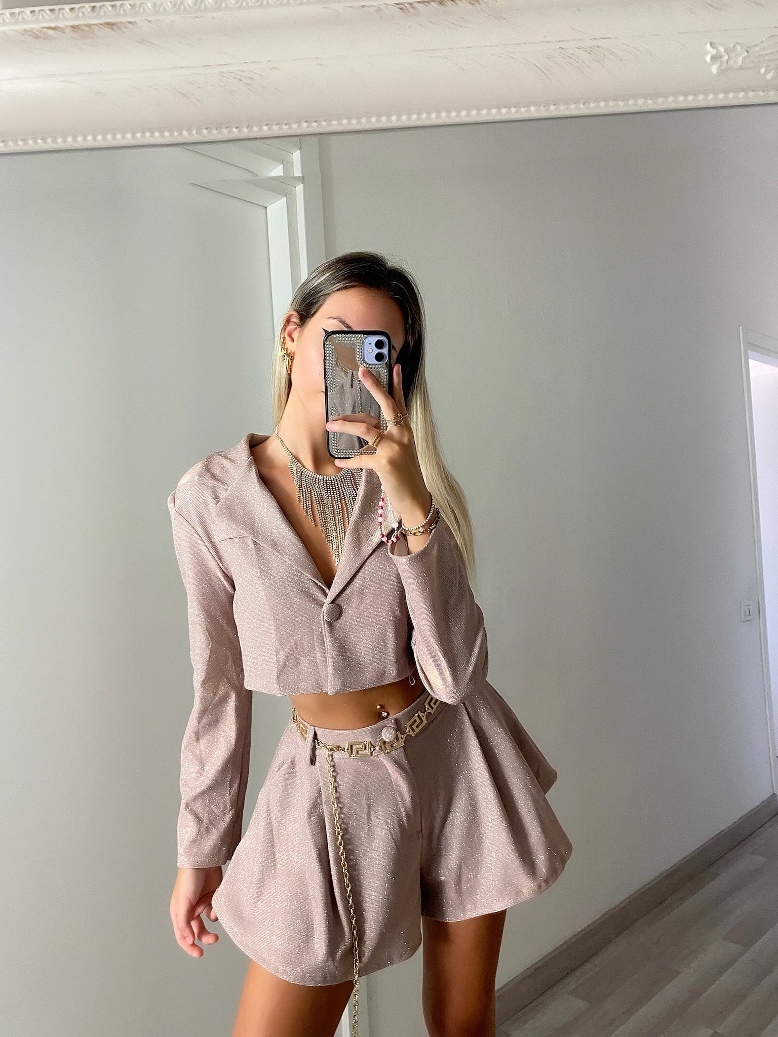 Completo giacca crop e short glitter cipria