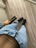 Jeans con strappo e borchie