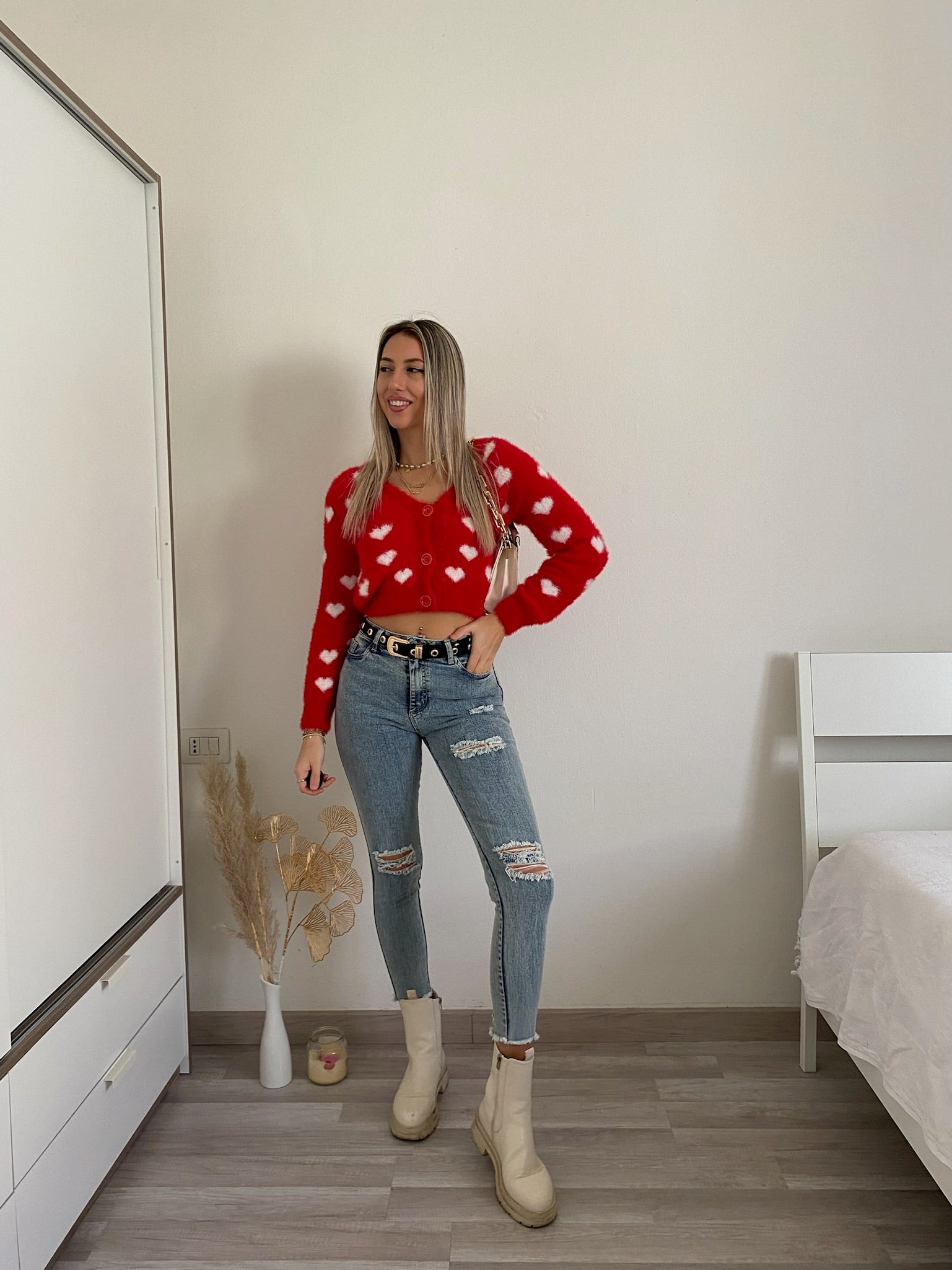 Cardigan rosso con cuori
