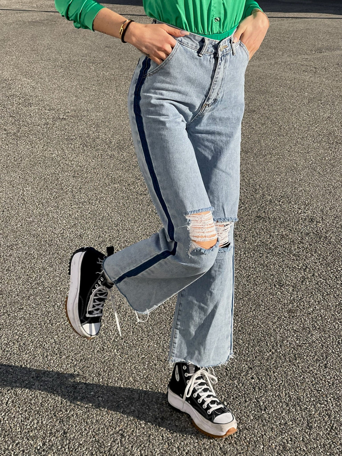 Jeans wide leg con strappi e dettaglio