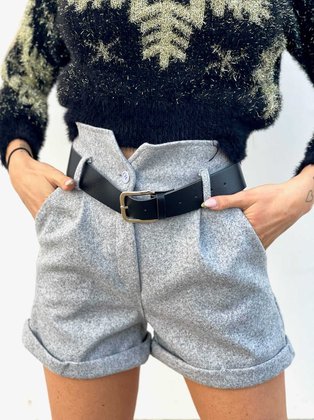 Short grigio in panno con cintura