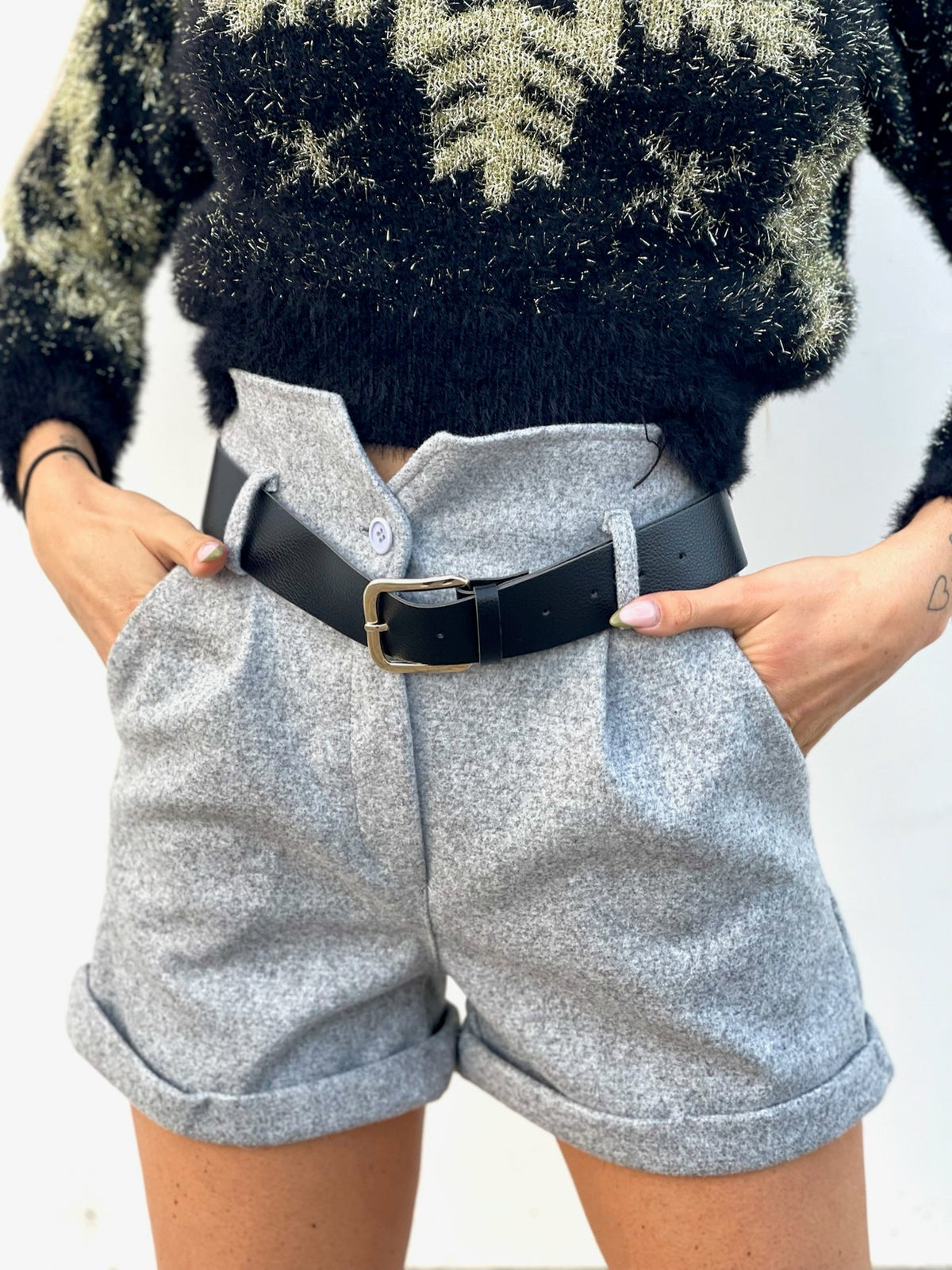Short grigio in panno con cintura