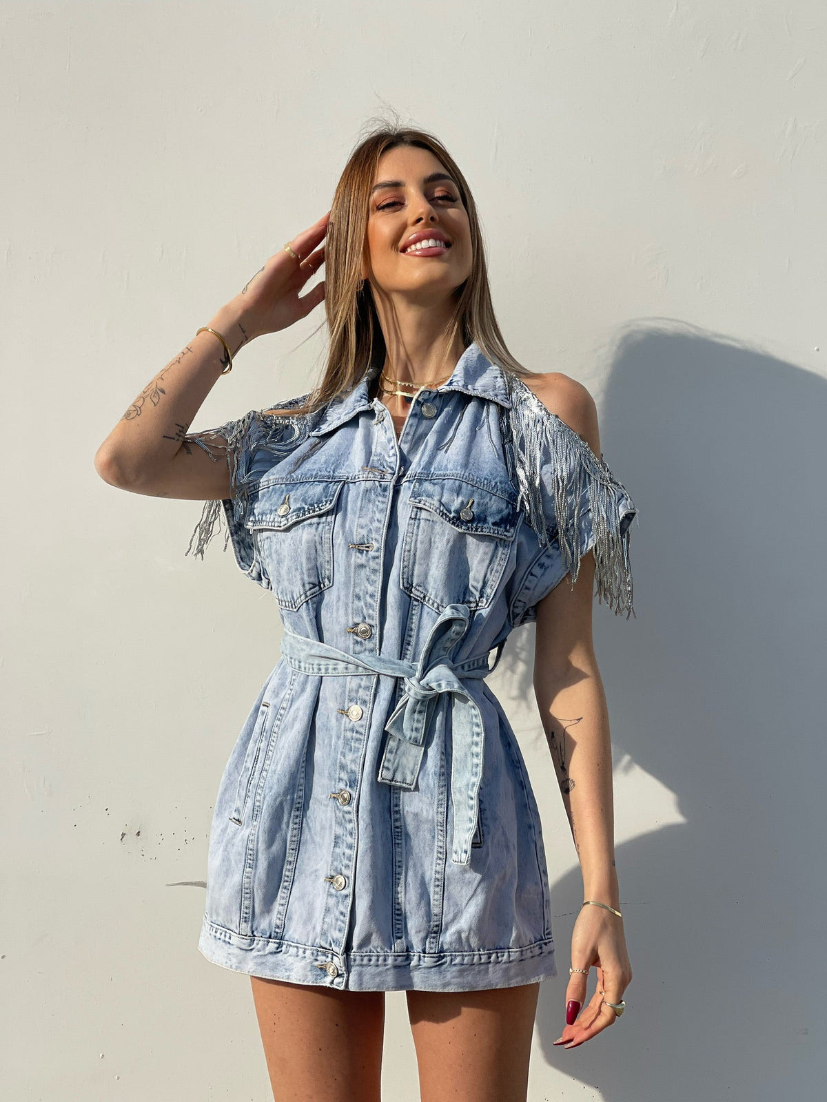 Abito in jeans con frange in paillettes