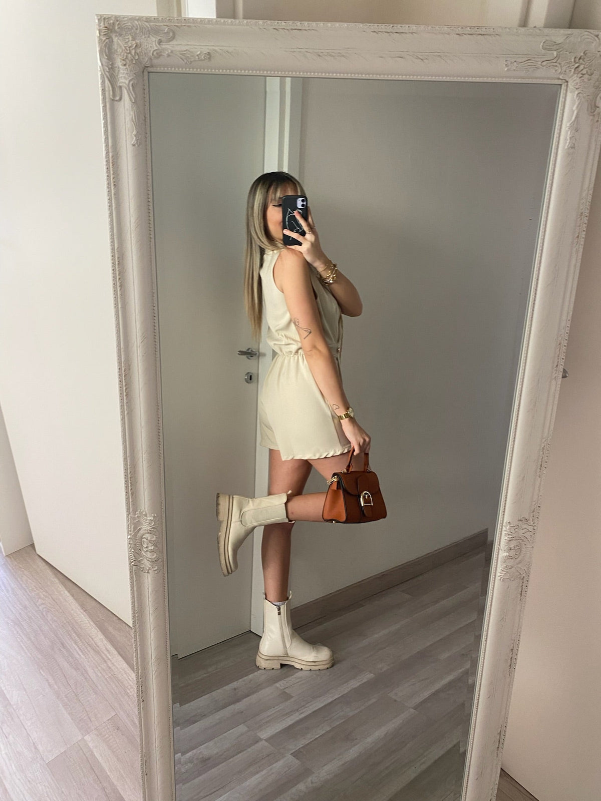 Tutina beige con catenina oro