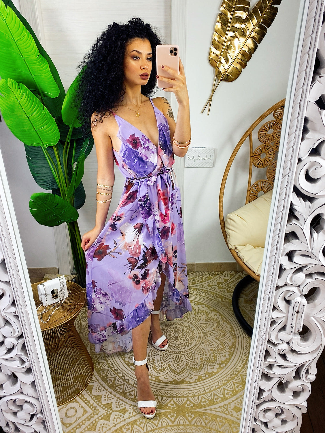 Abito con gonna asimmetrica e fiorellini lilla