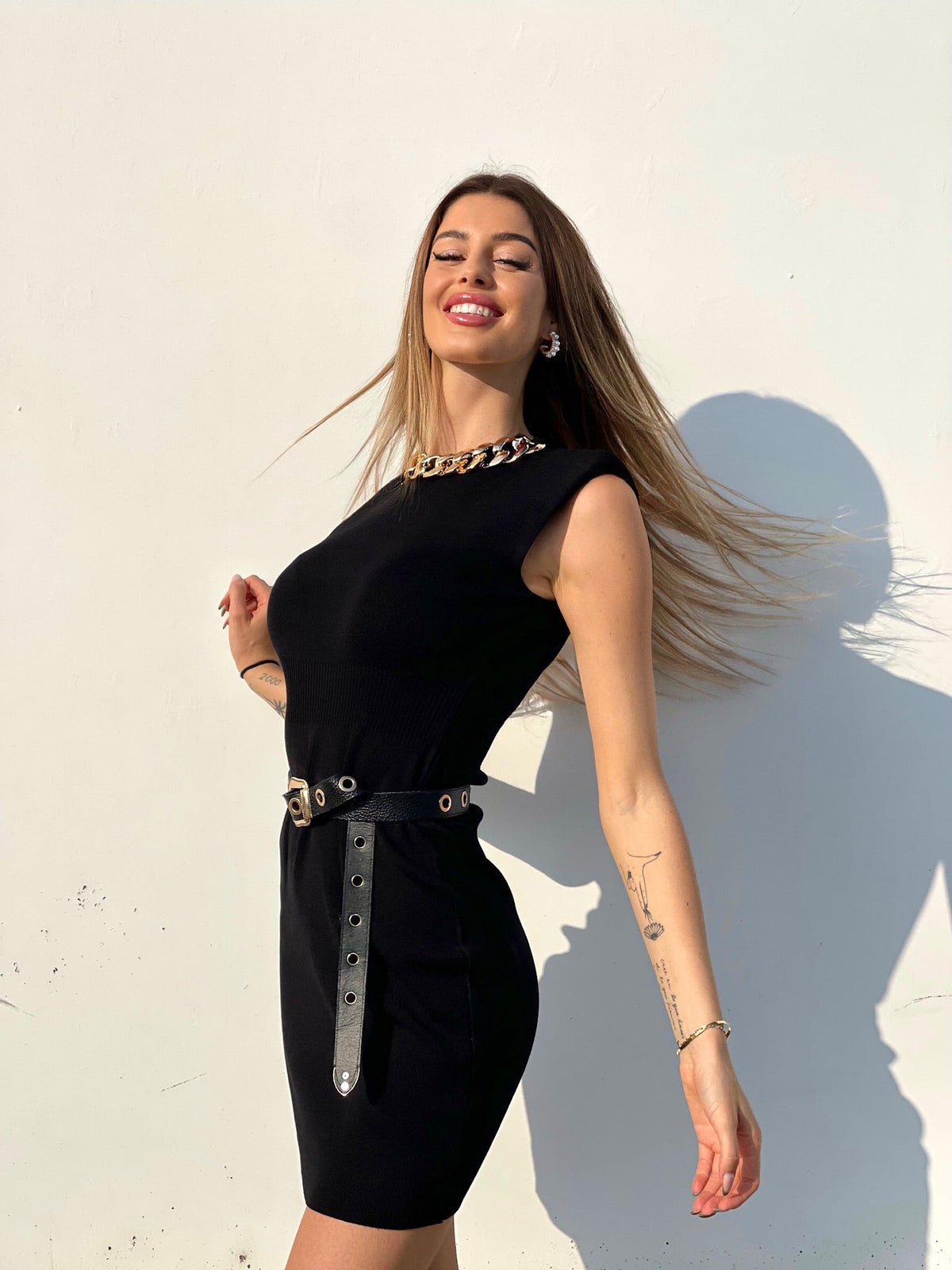 Abito in maglia nero con catena