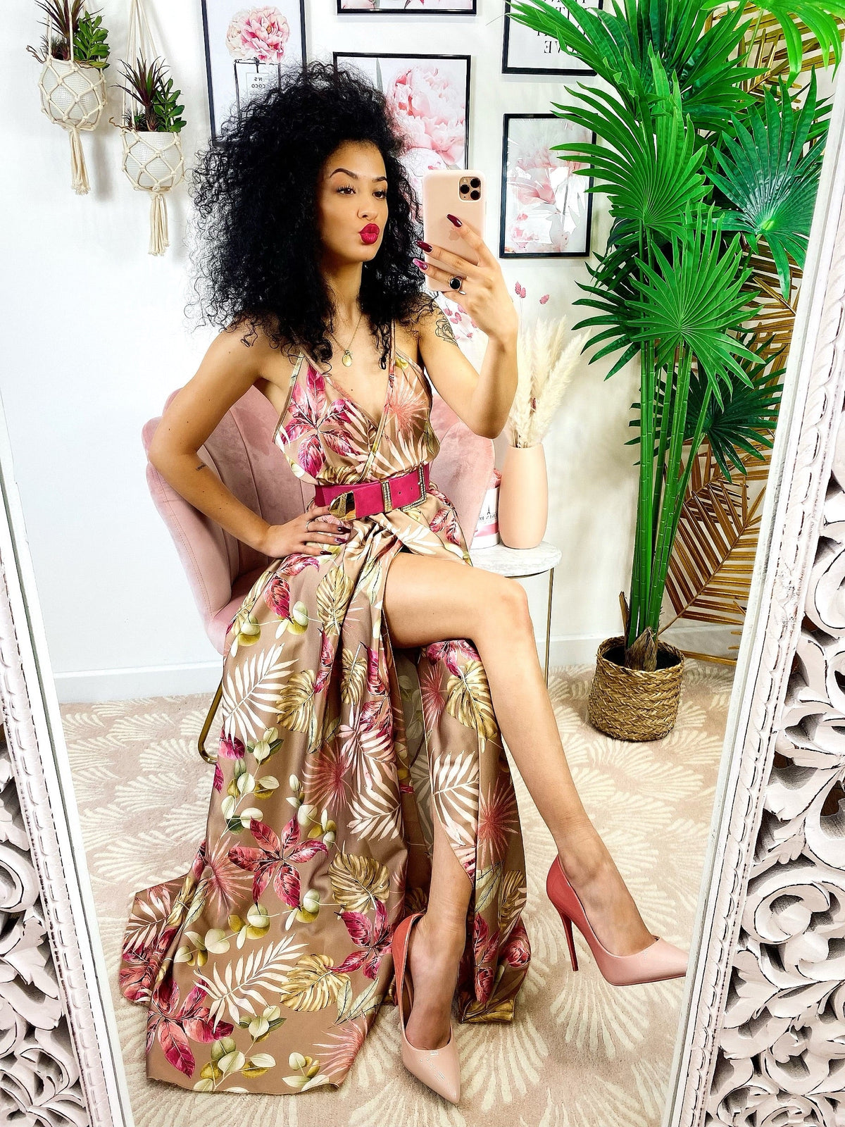Abito in raso floreale con maxi spacco nude