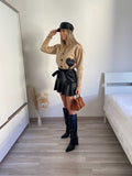 Maglione camel con cuore in pelle
