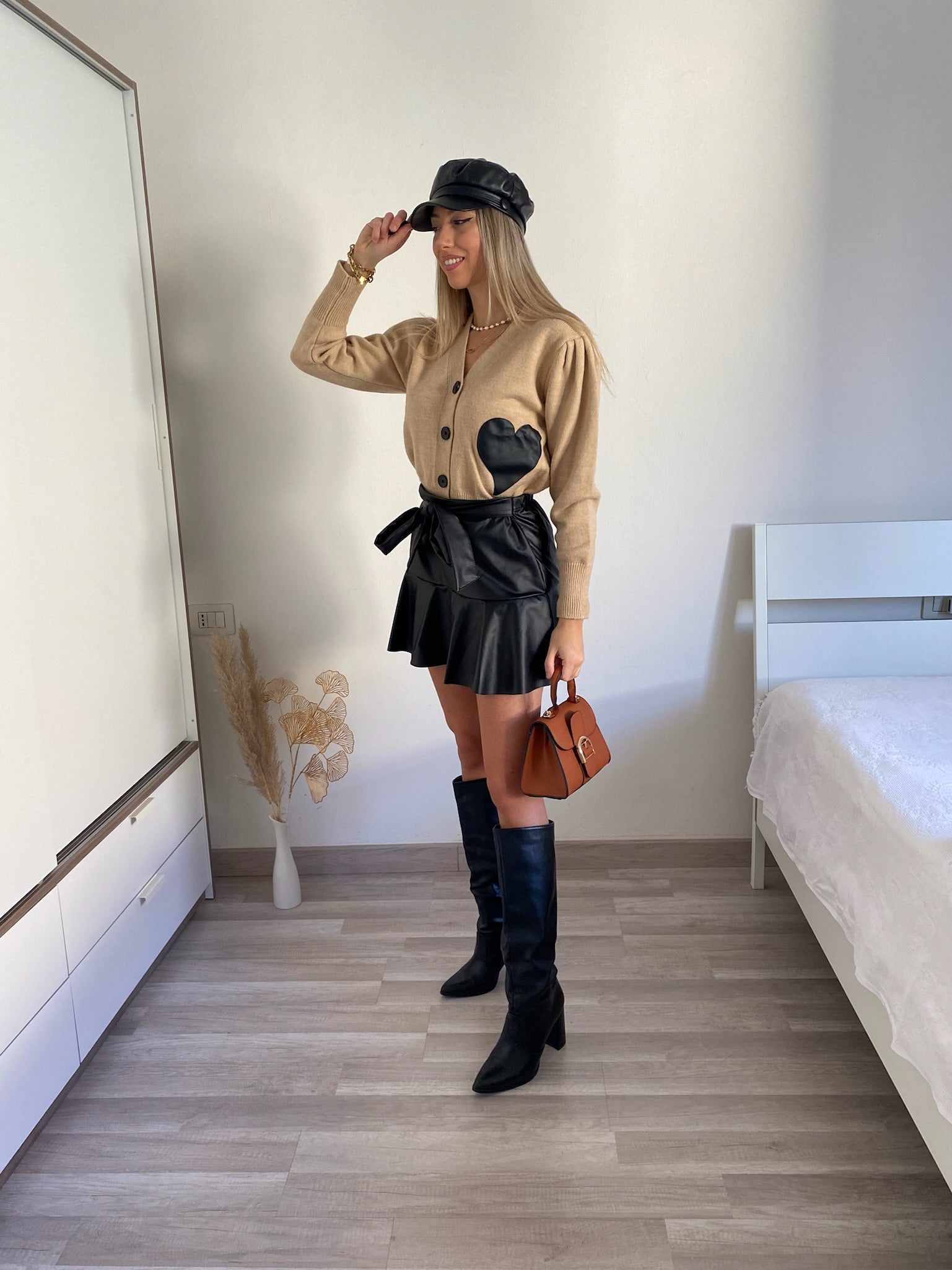 Maglione camel con cuore in pelle