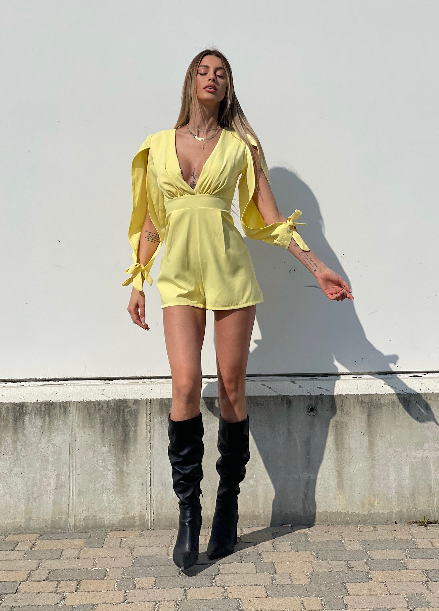 Tutina gialla con fiocchetti