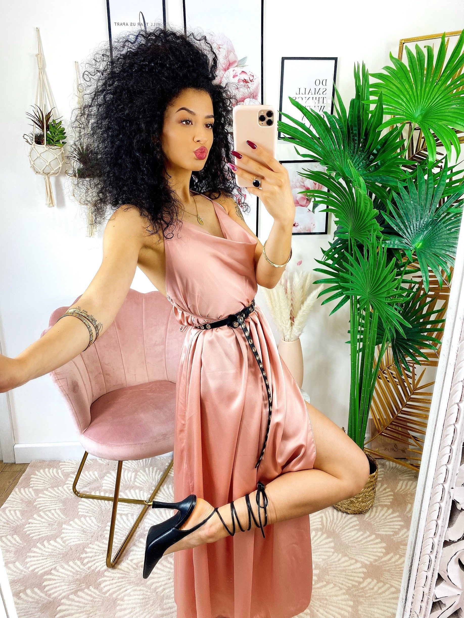 Abito midi raso con maxi spacco rosa