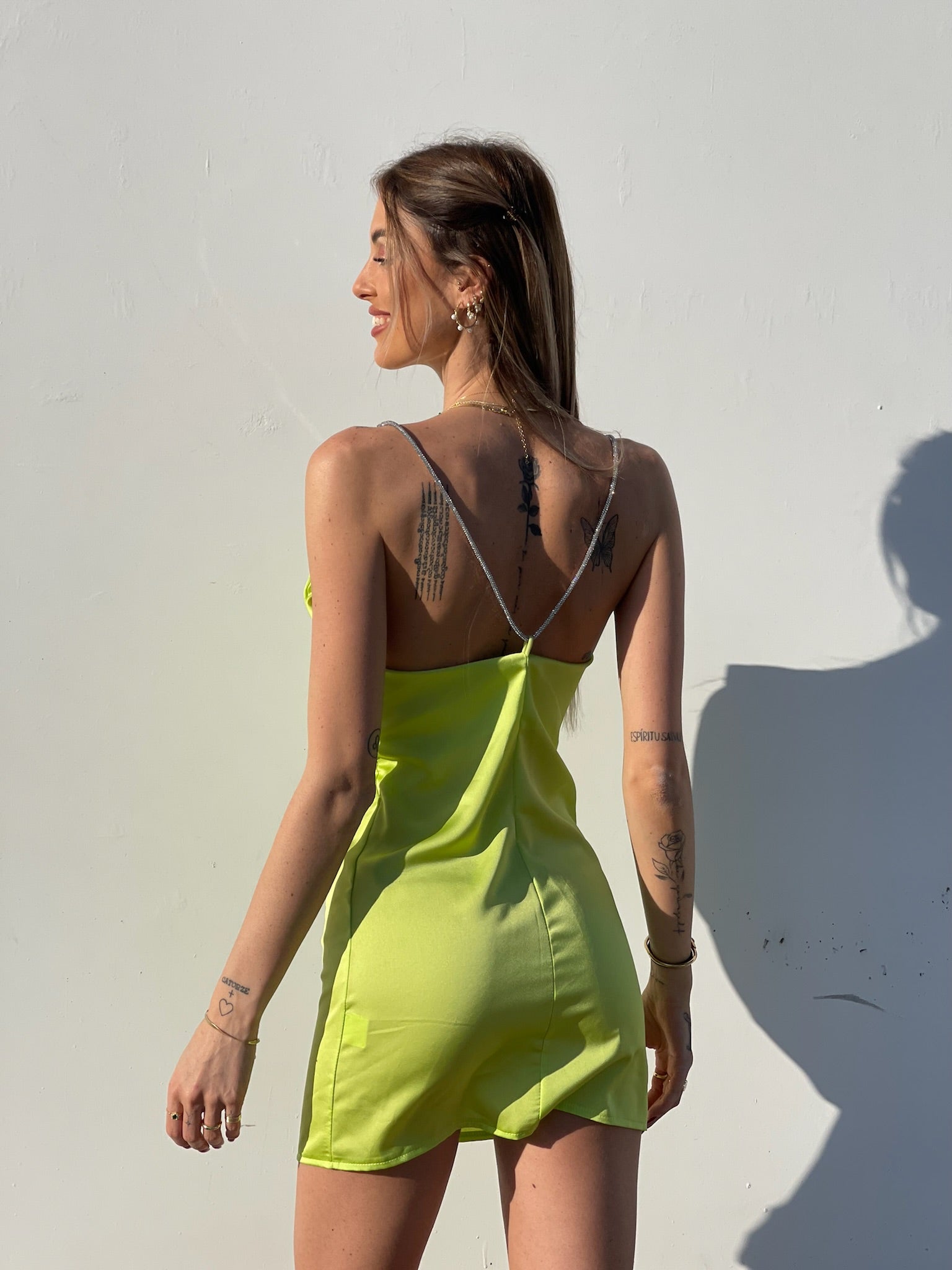 Abito in raso lime con dettaglio luce