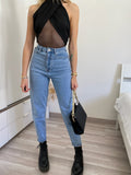 Jeans con strappo e borchie