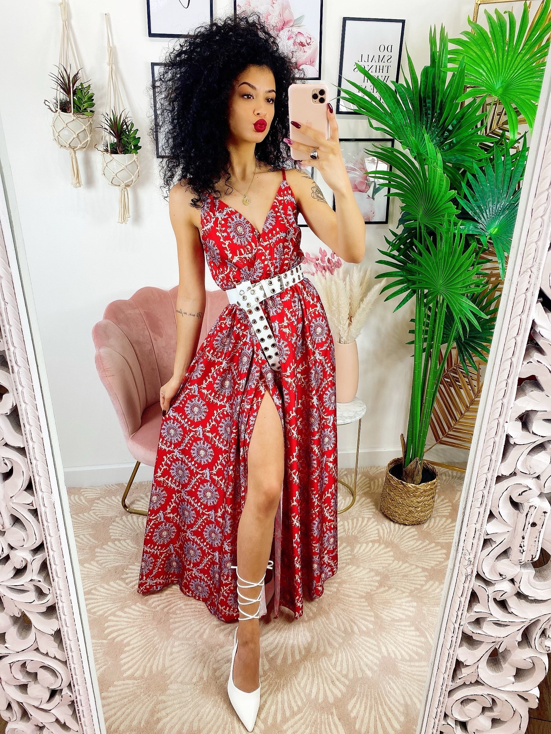 Abito con maxi spacco rosso con ricami