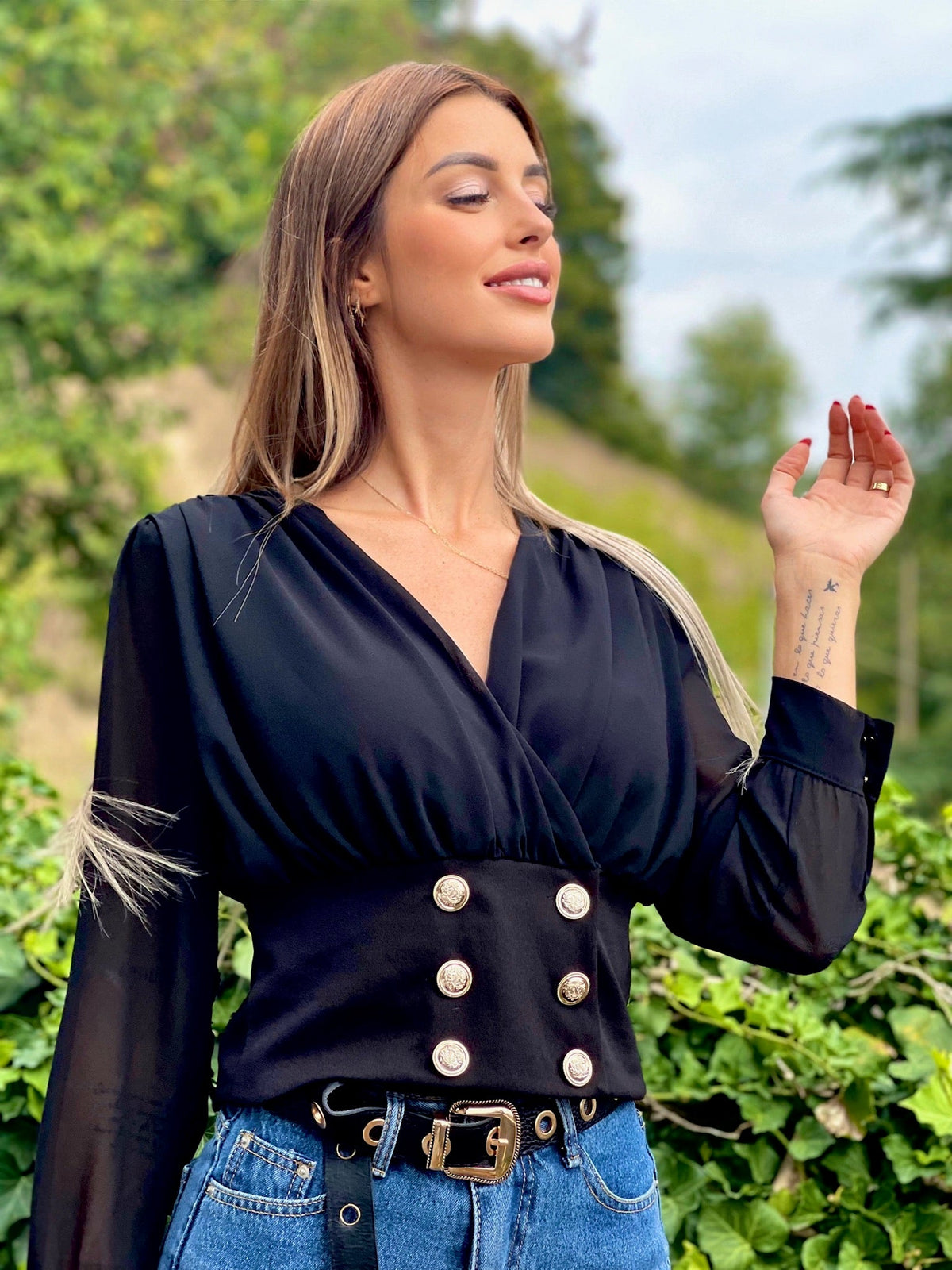 Blusa nera bottoncini oro
