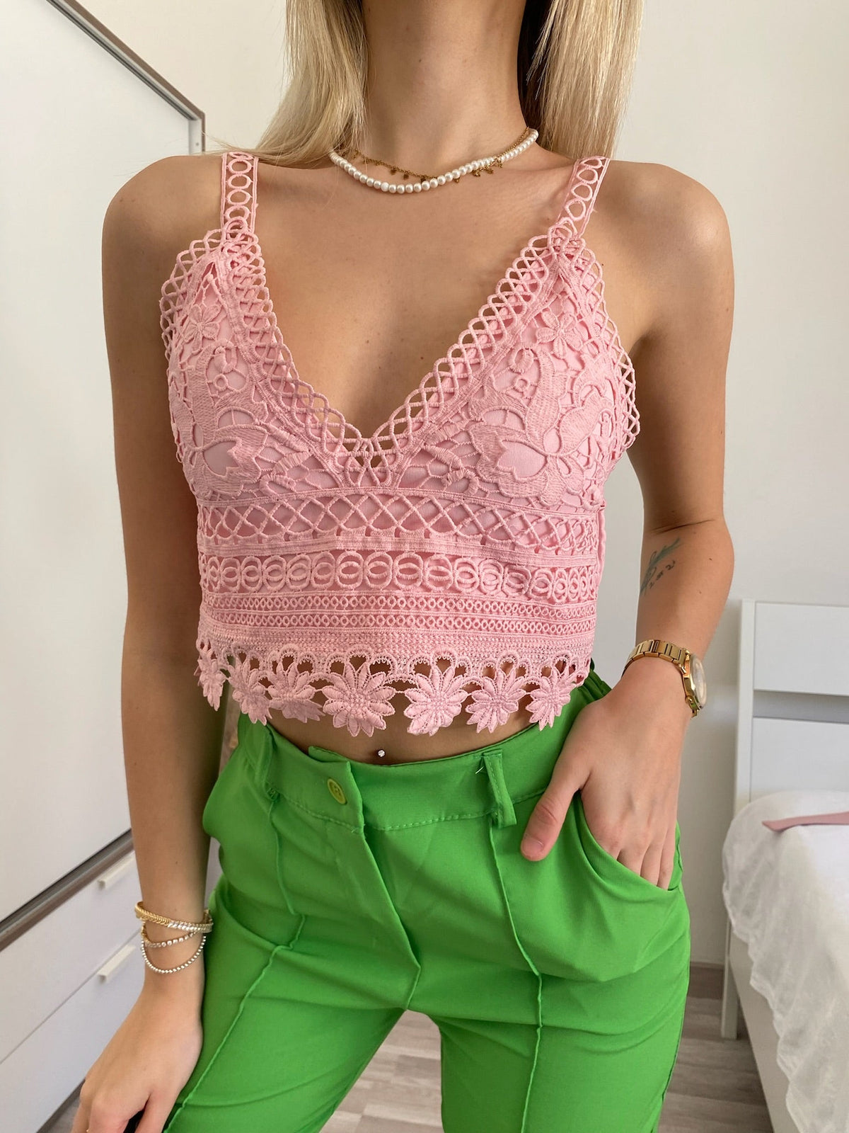 Top in pizzo rosa con pizzo